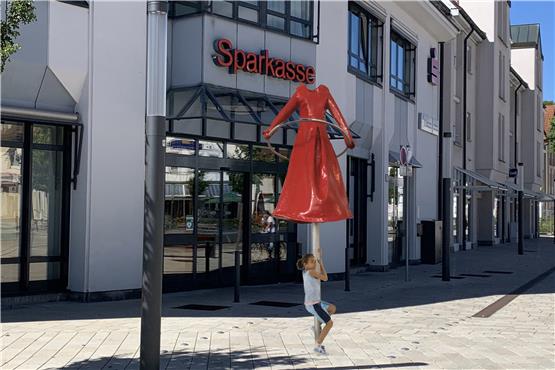 Kunstprojekt: Kreisläuferin mit rotem Kleid soll sich bald in der Tailfinger Mitte drehen