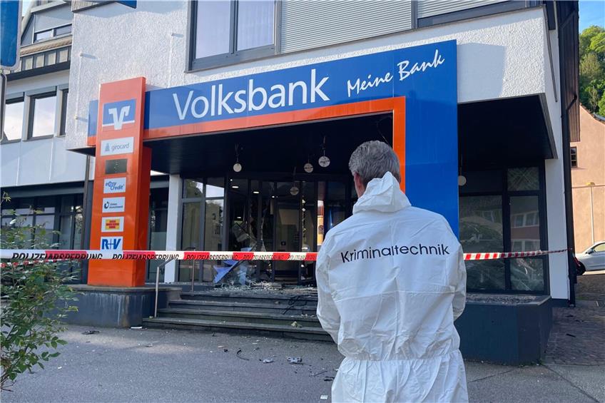 Beute möglicherweise sechsstellig: Volksbank in Sulz von Geldautomatensprengern heimgesucht 