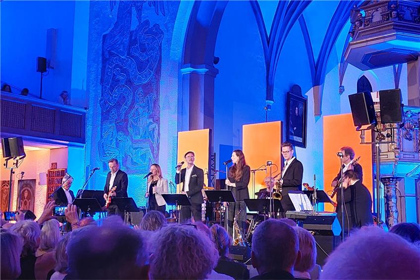 Musikalischer Leckerbissen in Ebingen: Himmlischer Crossover-Flug in der ausverkauften Martinskirche