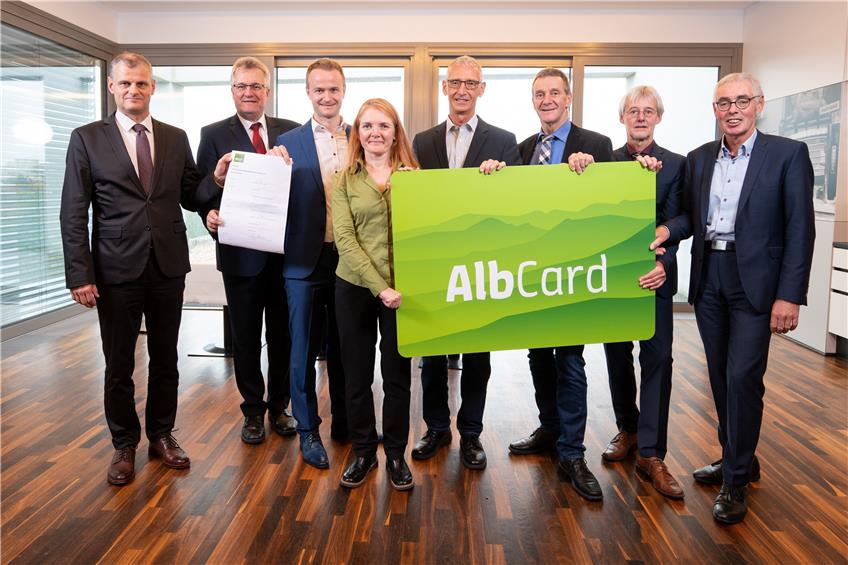 Freie Fahrt mit der „AlbCard“: Verkehrsverbände unterzeichnen Gästekartenvertrag
