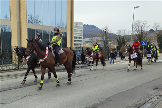 Ebinger „Sonntags-Demos“ erreichen nächstes Level: Nun sind auch Pferde am Start