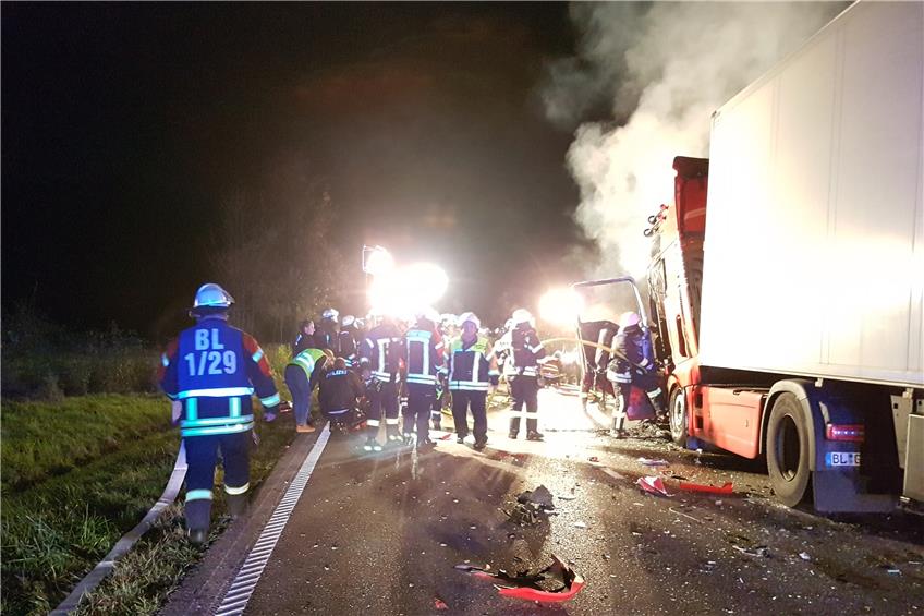 Autofahrerin stirbt bei schwerem Unfall auf der B 463 zwischen Balingen und Owingen