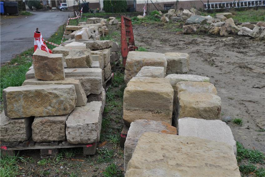 Die Sandsteine sind zugeschnitten: Arbeiten für den neuen Binsdorfer Dorfplatz beginnen