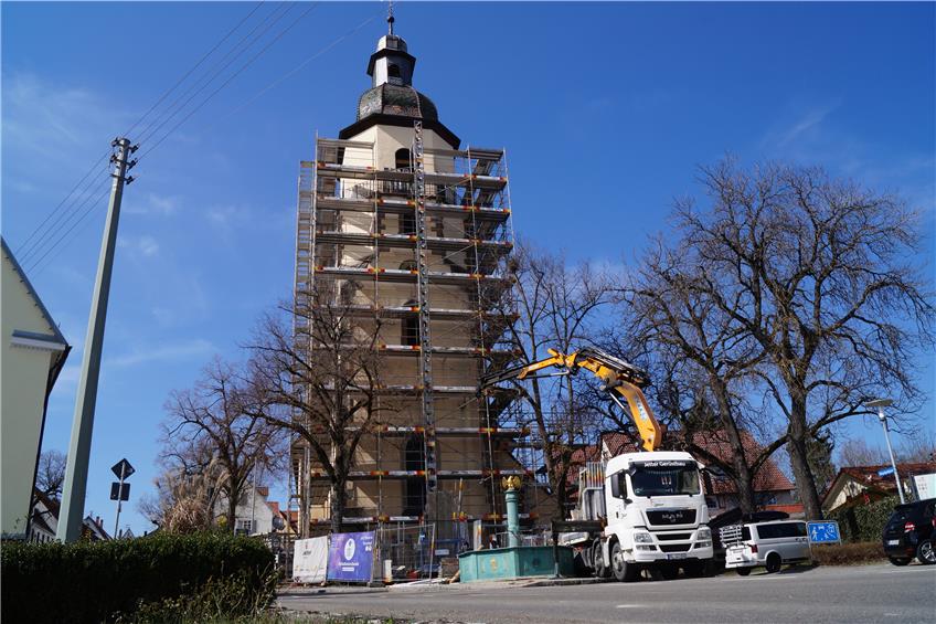 Der erste Schritt für die Sanierung ist getan: Der Rosenfelder Kirchturm ist eingerüstet
