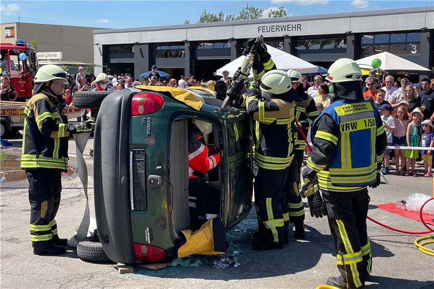 Schauübung: Schömberger Feuerwehr zeigt ganzes Können bei der Einweihung des neuen Gerätehauses