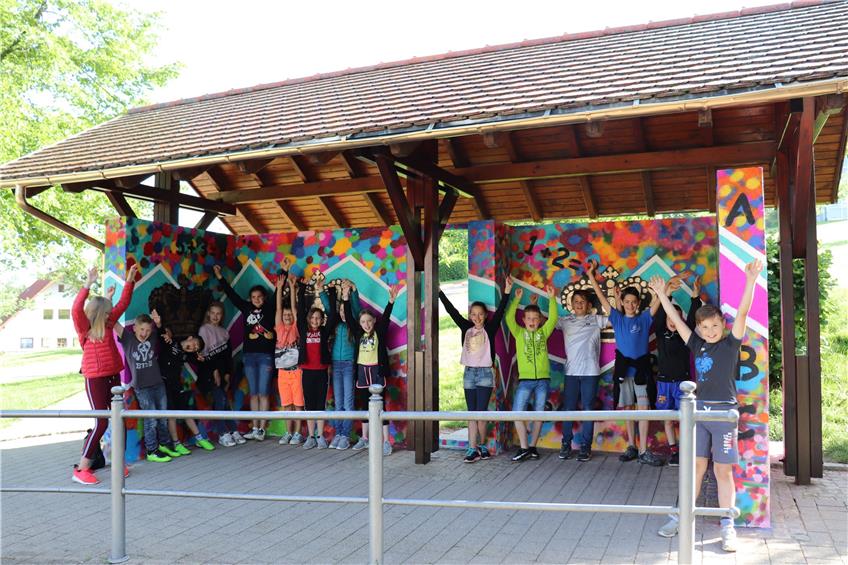 Wartehäuschen in flippigen Farben: Die Kunst des Sprühens vor der Dotternhausener Schule