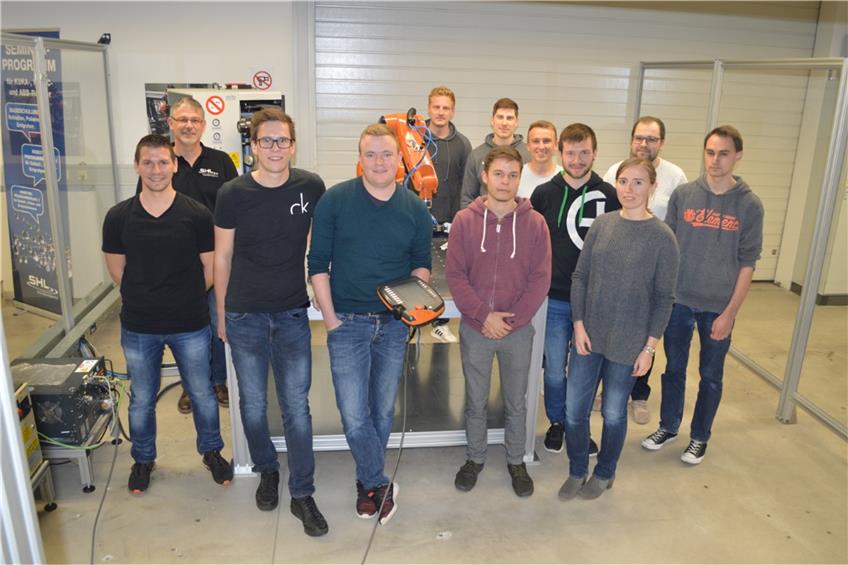 Studenten der Hochschule Albstadt-Sigmaringen absolvieren Roboterpraktikum bei der SHL AG