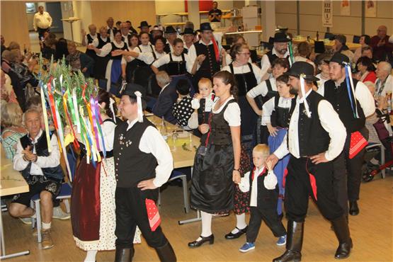 Bunte Trachten und fröhliche Tänze beim Kirchweihfest der Albstädter Donauschwaben 