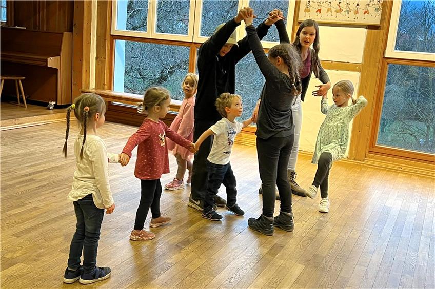 „Zottelbären“ suchen Verstärkung: Kinder singen und tanzen im Dürrwanger Haus der Volkskunst