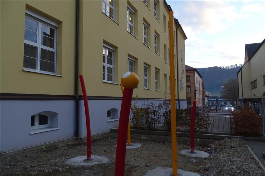 Umgestaltung hat begonnen: Hof der Ebinger Kirchgrabenschule wird zur Bewegungslandschaft