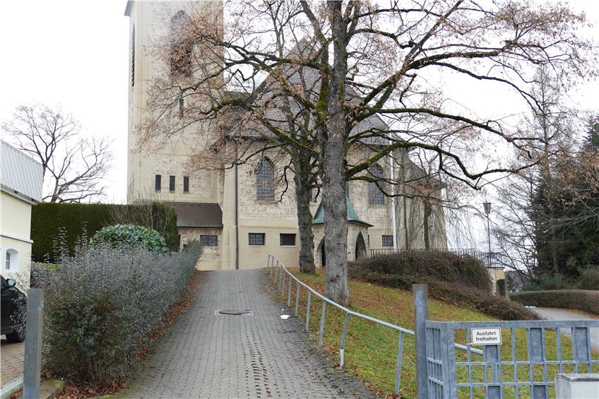Neuer Pflasterbelag und verzinktes Geländer mit Beleuchtung für die Bitzer Kirchenzufahrt