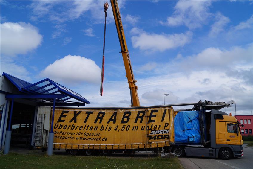 Elf Tonnen, zwölf Meter: Autokran hievt riesige Maschine von extrabreitem Sattelschlepper