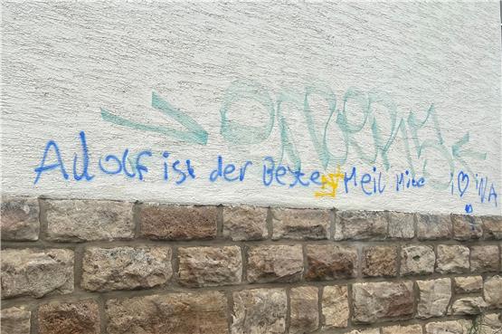 Unbekannte sprühen rechte Parolen an Binsdorfer Grundschule – Stadt bezieht klar Stellung