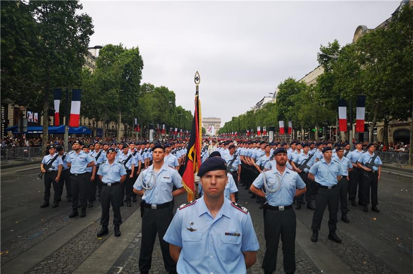 Auf den Punkt bereit: Stettener Artilleriebataillon 295 marschiert auf der Champs-Elysées