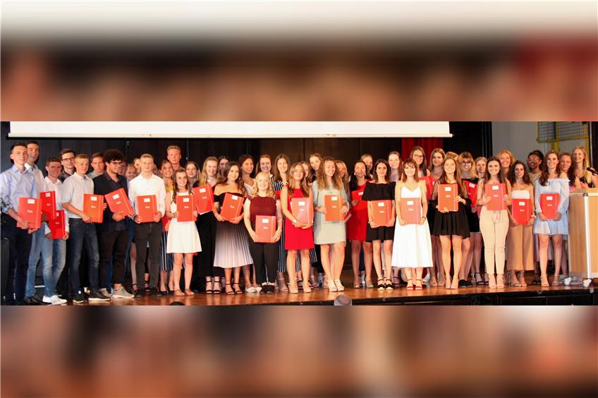 57 Schülerinnen und Schüler legten am DHG in Rottweil erfolgreich ihr Abitur ab