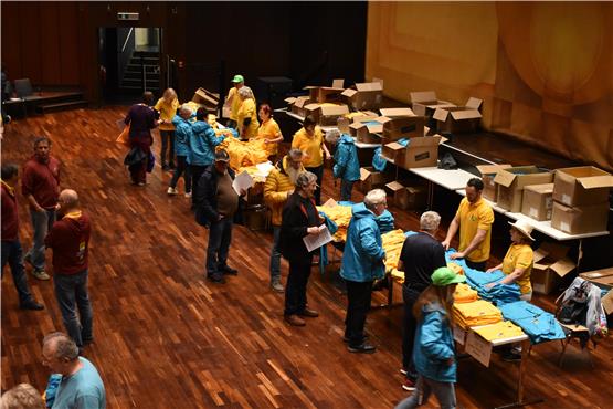 Ehrenamtliche werden eingekleidet: Balinger Gartenschau-Team verteilt T-Shirts und Dauerkarten