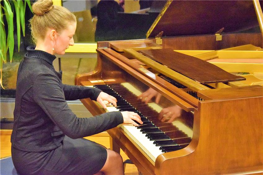 Junge Virtuosin überzeugt bei Konzert in Geislingen mit 24 Klavierstücken von Bach