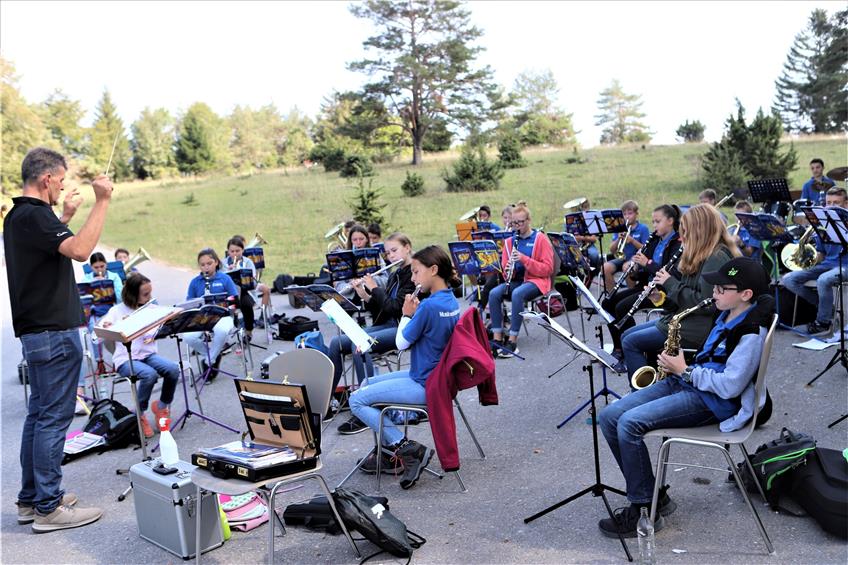 Dotternhausener Nachwuchsmusiker unterhalten die Ausflügler vor der Plettenberghütte 
