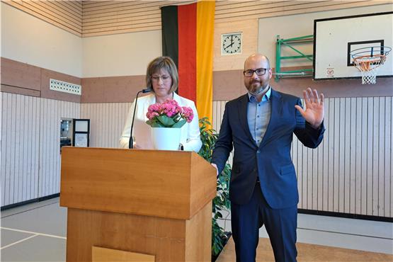 „Ich schwöre, ich gelobe“: Alexander Hofer ist jetzt offiziell Bürgermeister von Obernheim