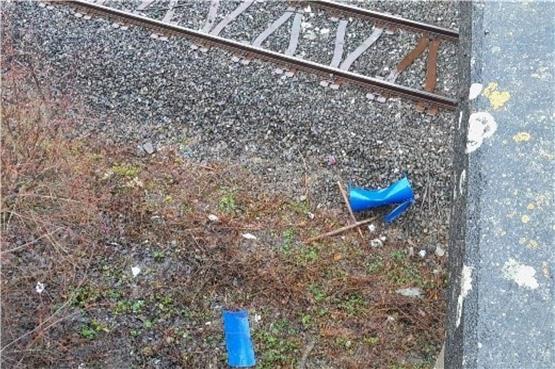 Gefährlicher Eingriff in den Schienenverkehr: Mülleimer auf Bahngleise in Bisingen geworfen