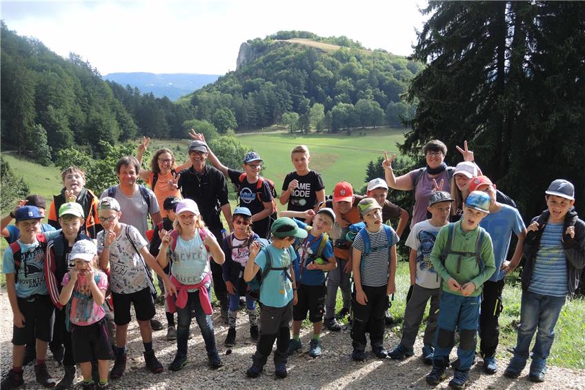 Vom Lochenstein über den Schafberg bis zum Plettenberg: 24 Kinder gehen auf Gipfeltour 