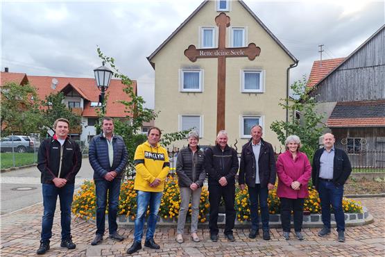 Vom Stamm zur Inschrift: Bürger bauen gemeinsam das Missionskreuz in Harthausen neu auf