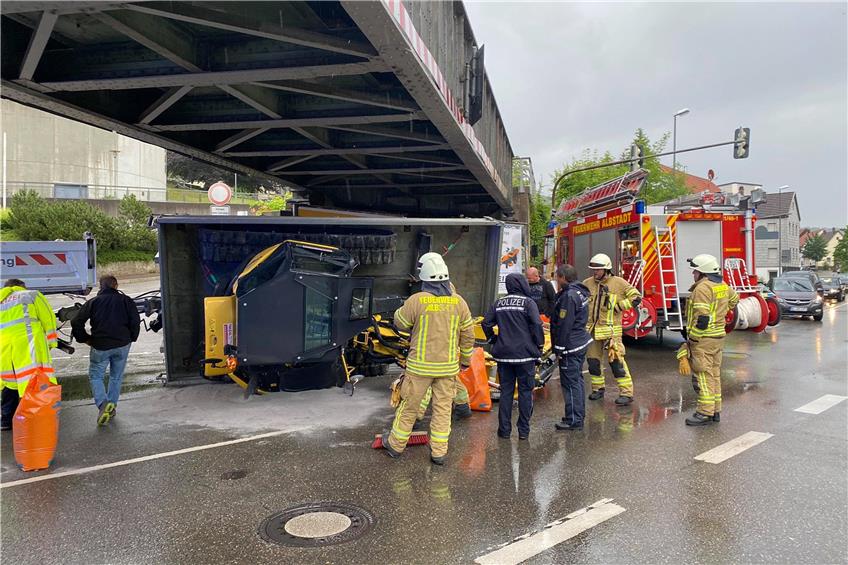 Ladung zu hoch: Lkw-Anhänger rammt Brücke in Ebingen und stürzt um