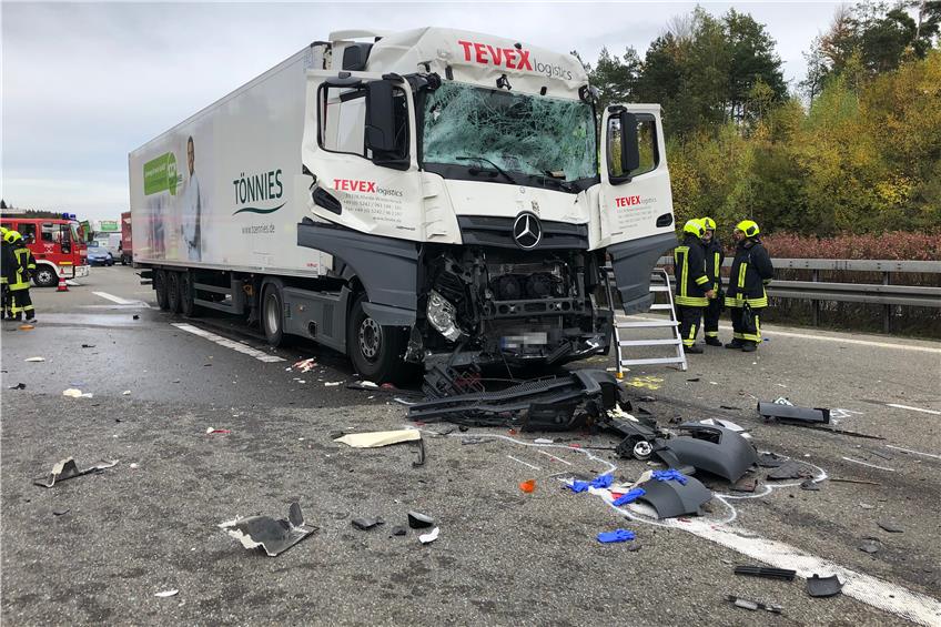 Nach tödlichem Unfall auf A81: Verkehrsminister Winfried Hermann kondoliert am Unfallort