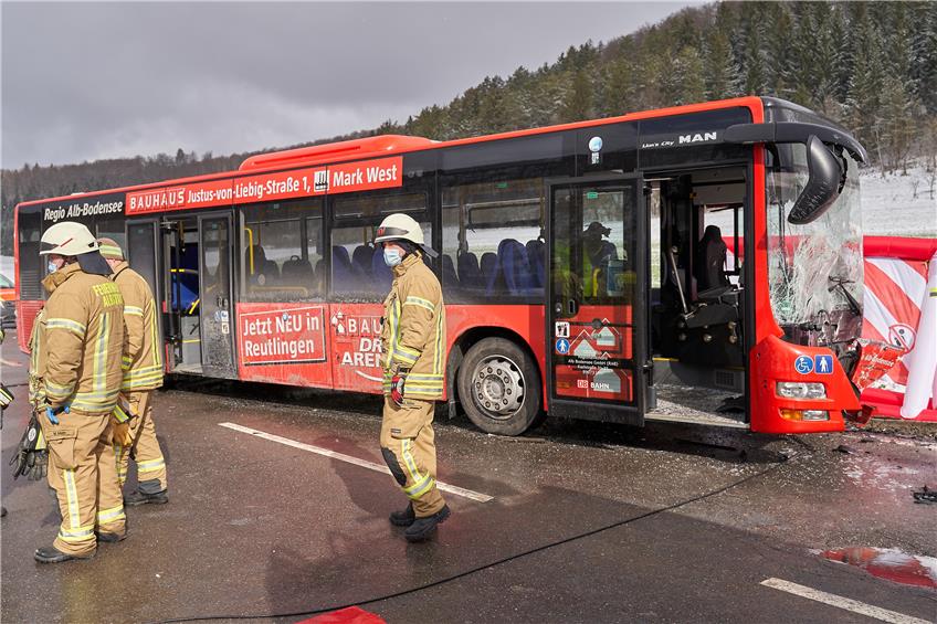 Autofahrerin stirbt bei Unfall mit Linienbus auf der B463 zwischen Ebingen und Straßberg