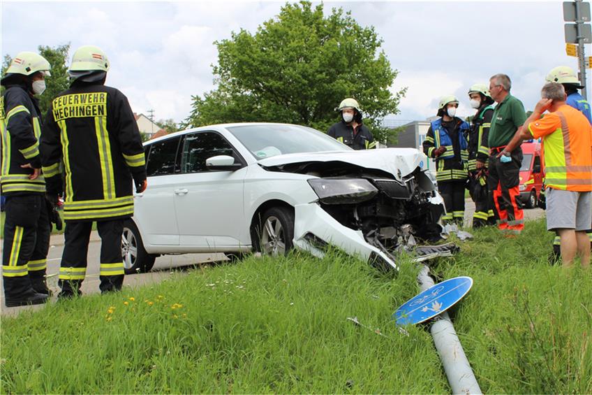 Feuerwehreinsatz in Hechingen: Laternenpfahl stoppt Irrfahrt in die Starzel