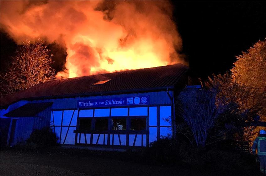 Ehemaliges Wirtshaus in Tailfingen brennt komplett aus: Polizei geht von Brandstiftung aus