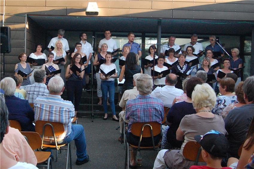 Gesangverein Roßwangen und Band der Jugendmusikschule begeistern beim Schulhofkonzert