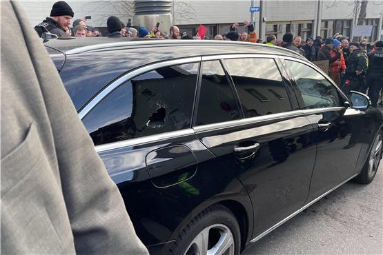Kein Steinwurf, keine Selbstzerstörung: Zollstock flog bei Biberacher Protest in Autoscheibe