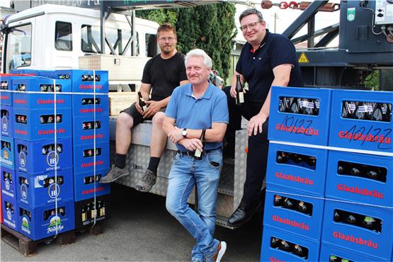 Bierkönige unterm Zoller: Hechinger Trio ersteigert 1280 Kisten Bier und spendet sie jetzt
