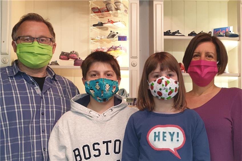 Mit Maschinen aus dem Keller: Textilunternehmer aus Dotternhausen produziert jetzt Masken