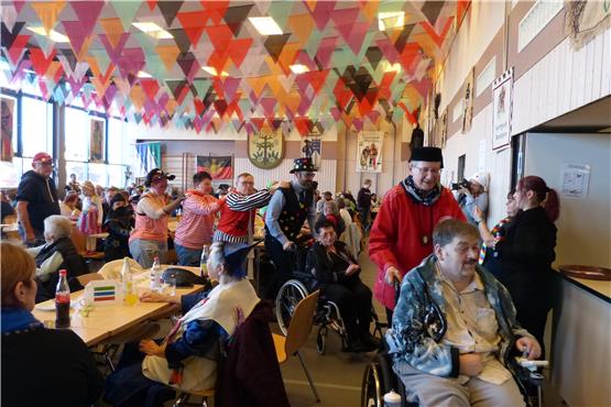 Rollstuhlpolonaise: In Obernheim feiern Menschen mit und ohne Handicap gemeinsam die Fasnet