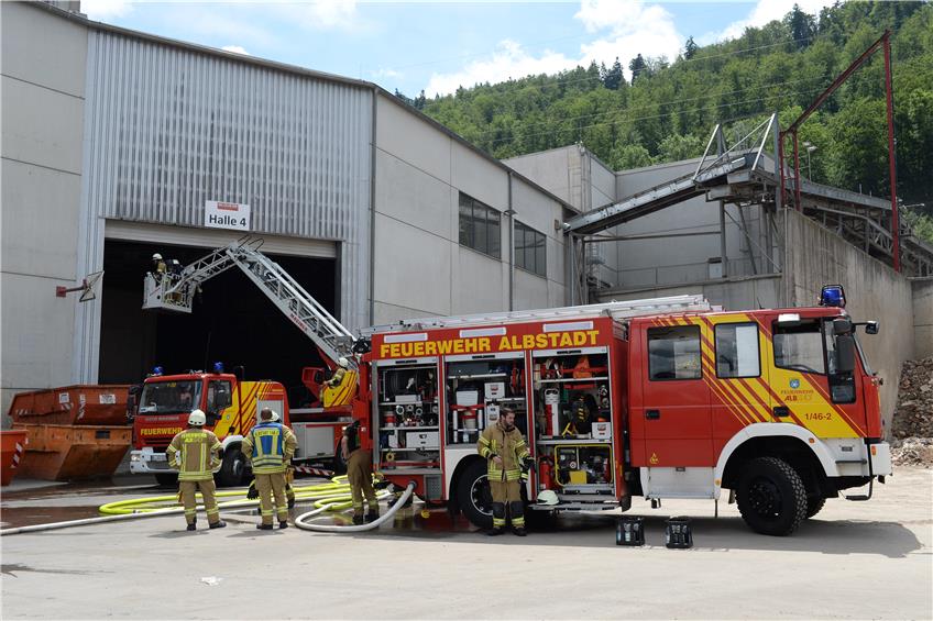 Über 60 Feuerwehrleute rücken zu Brand bei der Firma Korn Recyling in Ebingen aus