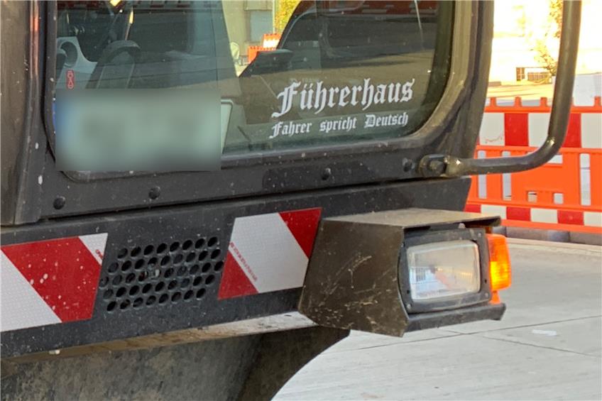 Ausgebaggert: Unternehmen distanziert sich von Nazi-Sticker an Bagger auf Balinger Baustelle