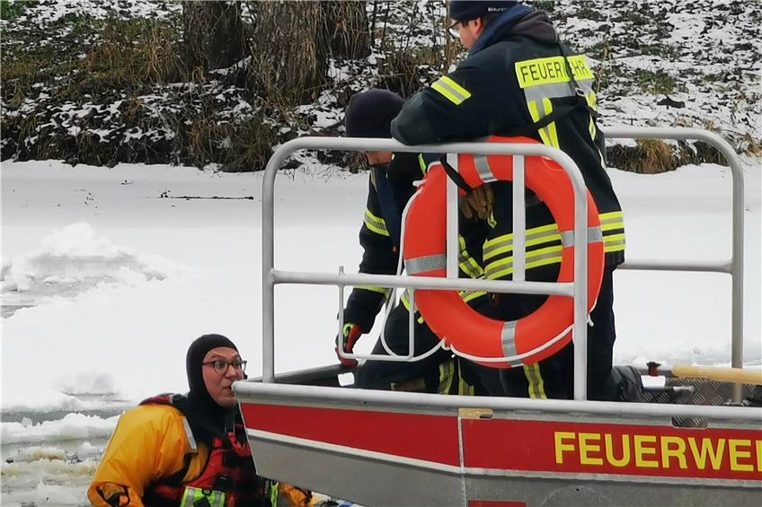 Eisrettungsübung am Schömberger Stausee: Feuerwehr trainiert für den Ernstfall