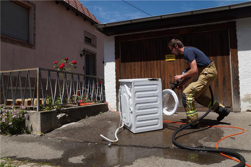 Waschmaschine brennt in Ebingen: Feuerwehr am Sonntagmittag im Einsatz