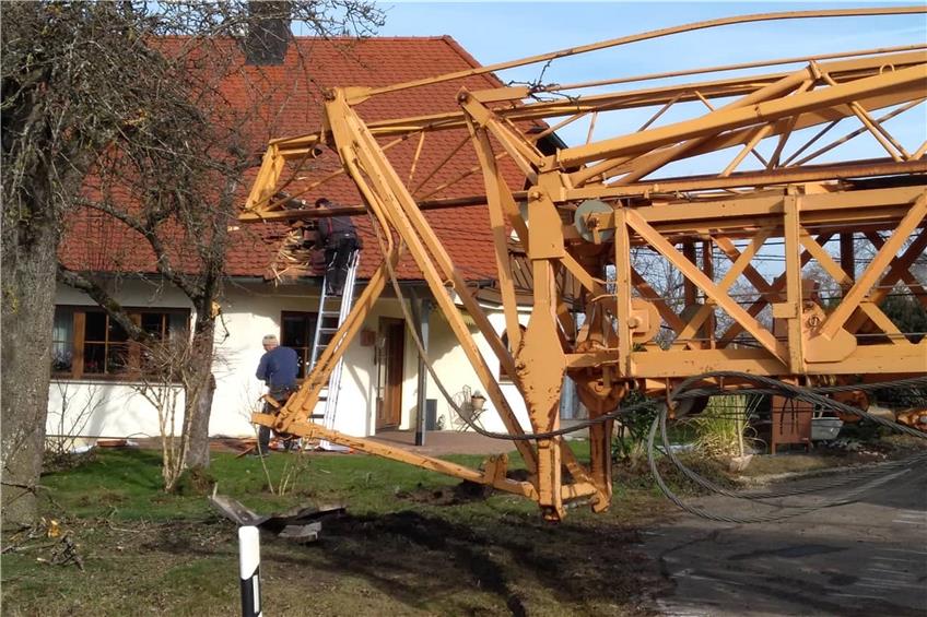 Malheur in Brittheim: Kran rutscht von Lastwagen gegen Wohnhaus