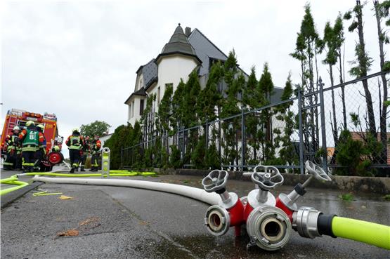 Feueralarm in Balingen: Heckenbrand in der Rosenfelder Straße ruft Feuerwehr auf den Plan