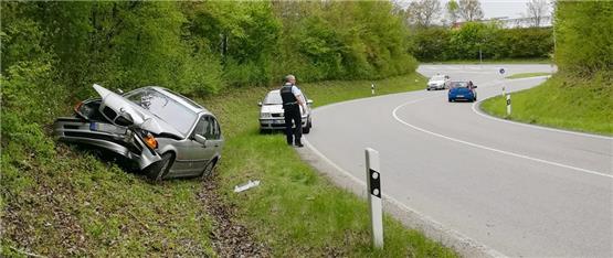 Auto schanzt Böschung an Bundesstraße 463 hinauf