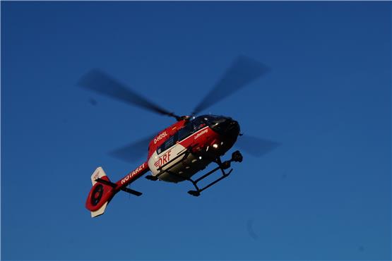 Schwerer Unfall auf B27 bei Hechingen: Rettungshubschrauber bringt 19-Jährige in Klinik