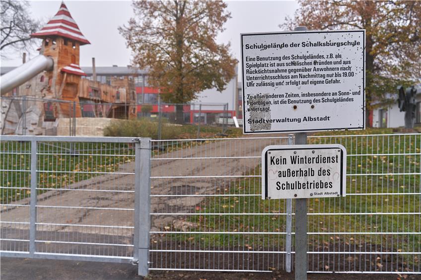 Wegen Ärger mit jungen Leuten: Stadt baut Zaun um Gelände der Schalksburgschule in Ebingen