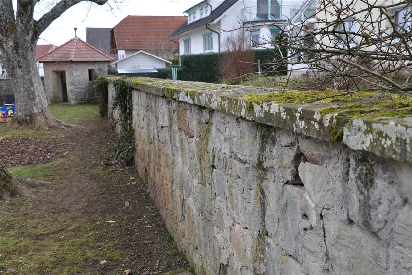 Die alte Mauer muss weg, weil die Binsdorfer Kindergartenkinder mehr Platz brauchen