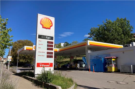 Shell-Tankstelle in Tailfingen mit Messer überfallen: Nach diesem Mann fahndet die Polizei