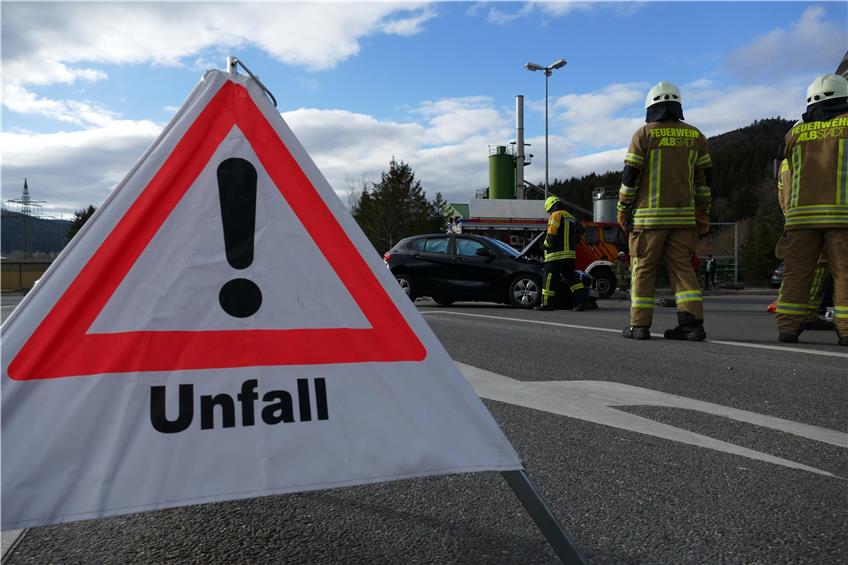 Drei Leichtverletzte nach Autounfall auf B463 in Lautlingen
