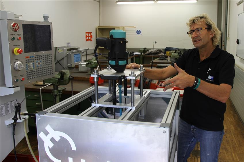 Holcim-Azubis bauen in der IHK-Lehrwerkstatt in Albstadt einen transportablen Betonmischer