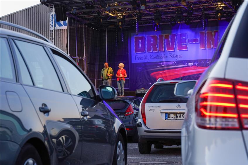 Kultur in der Coronazeit: Lichthupen statt Applaus auf dem Parkplatz der Eishalle in Balingen